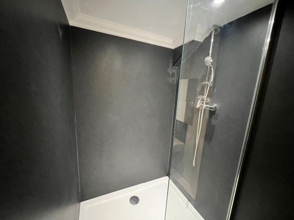 Lot: 53 - LOWER GROUND FLOOR FLAT - Shower